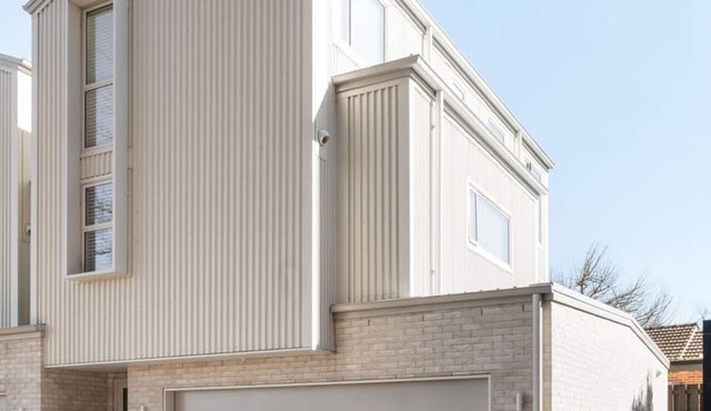 Central & Luxurious Home – 2 Woodstock Road in Hamilton