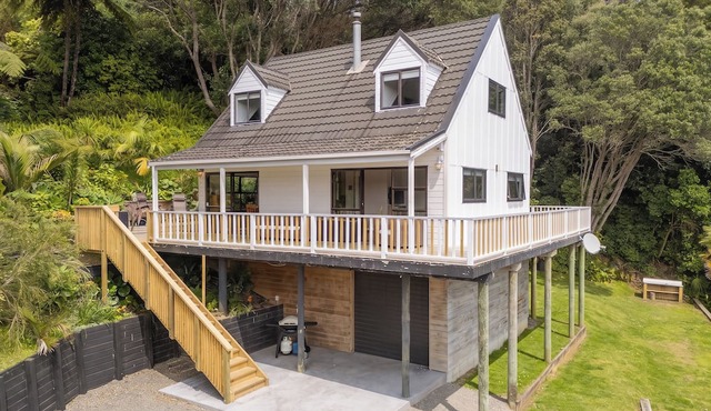Skippers View - Onemana Holiday Home in Whangamata