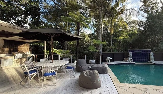 Luxury Coastal Home l Pool, Spacious Entertaining Areas l Steps to the Beach in North Shore