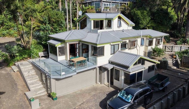 Pohutukawa Rise -Coastal Holiday Home in Waiotahe