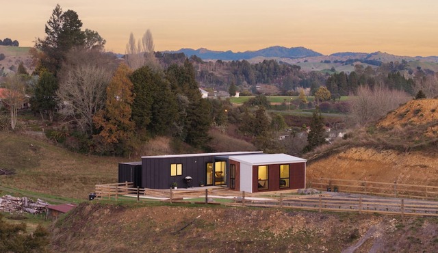 Haven Hills Retreat - Romantic, luxury off grid tiny house with stunning views. in Taumarunui