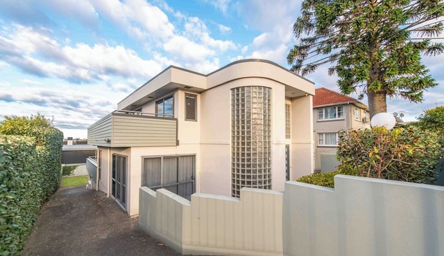 Remuera Elegance - Spacious & Stylish 6-BR House in Auckland