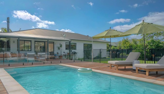 Torea Poolside Retreat – Family Summer Living in Matakana in Matakana