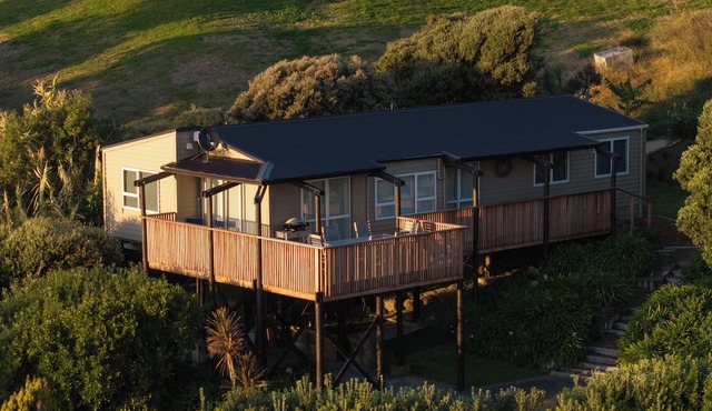 Entire home in Waimārama, sea views, 2 minute walk to the beach.