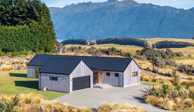 Mana Waiora Retreat - Luxury in Raw Wilderness - Surrounded by Wetland and Views in Te Anau