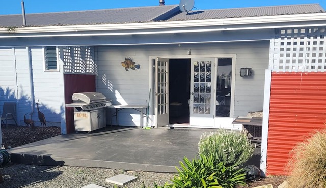 CATCH OF THE DAY: Moeraki Village Bach - with views and space for the Boat in Moeraki