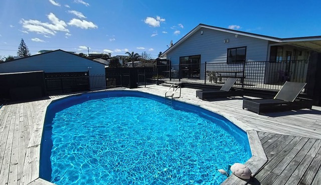 Pukehina Retreat: Private Pool, Pastures & Beach. in Pukehina