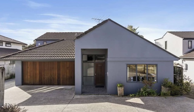 Close to Mission Bay and train, kids toys and swings, pet friendly! in Meadowbank