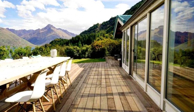 Tranquil Vacation Rental by Lake Wakatipu with Majestic Mountain Views in Queenstown, New Zealand in Queenstown