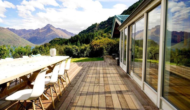 Gorgeous Queenstown Retreat Above Lake Wakatipu in Queenstown