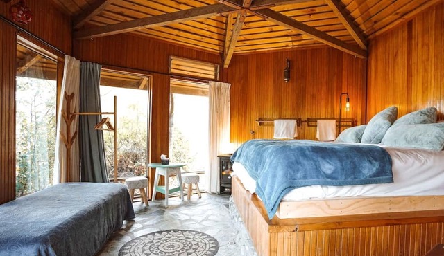 Magical Queenstown Cabin with Lake Views in Queenstown