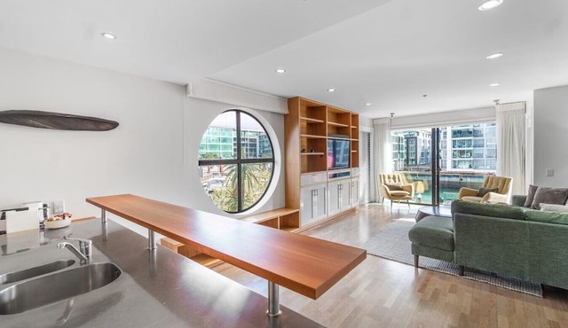Gorgeous 2-Bed 2-Bath Harbour View Stunner in Auckland City