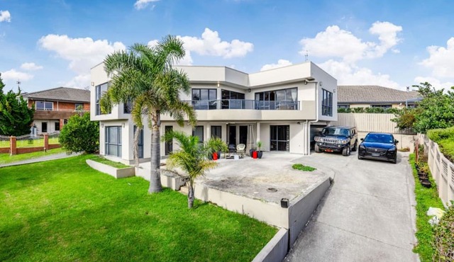 Spacious 5BR Holiday Home Near Manukau in Goodwood Hights