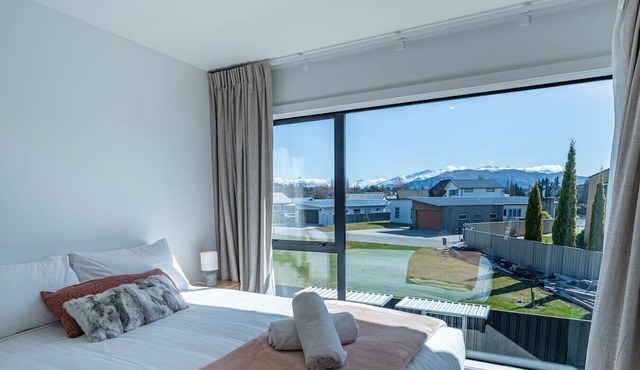 Modern Warm & Cosy Townhouse - 5min to Wānaka in Albert Town