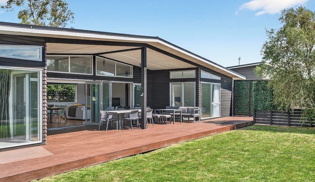 Central 4-bedroom house with Spa in Martinborough