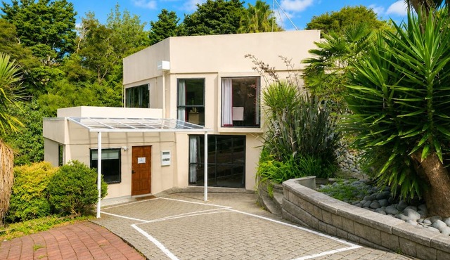 Entire House: Spacious 285m2 in Auckland