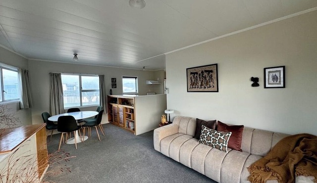 Retro Mount Beach Bach - classic 70's kiwi bach, 1 min walk from Mount beach! in Mount Maunganui