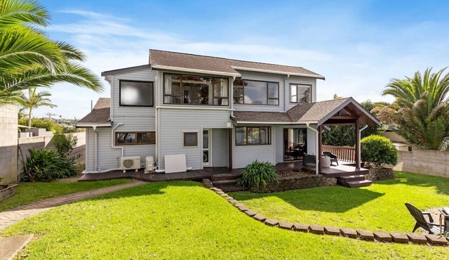 Seaside Serenity - Stylish 4BR Home in Auckland