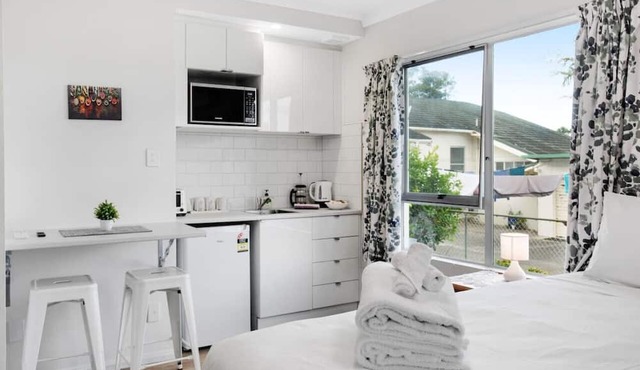 Seaside Escape is close to the beach in Auckland North Shore