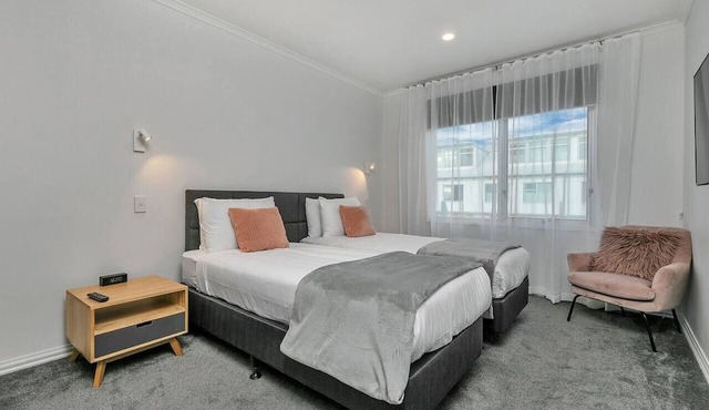 Spacious 3-Bed Waterfront Apartment