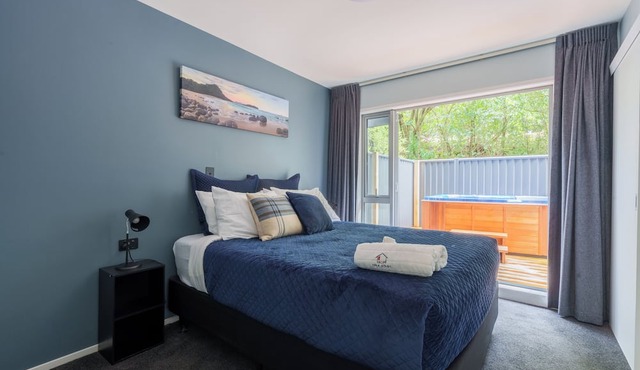 Auckland City Escape: Modern Home with Spa Pool
