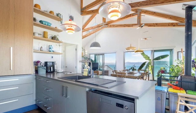 Seatoun View - 4 bed, 2 bath with spa overlooking Seatoun and Wellington Harbour in Wellington