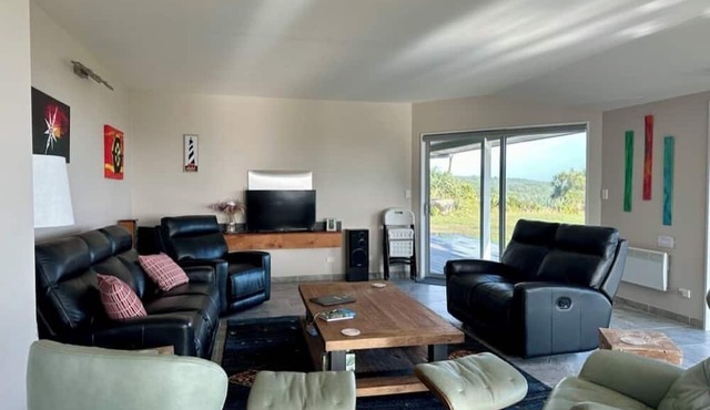 Relax at "Rocky Point" - a private, modern home w/cliff views of the Tasman Sea. in Cape Foulwind