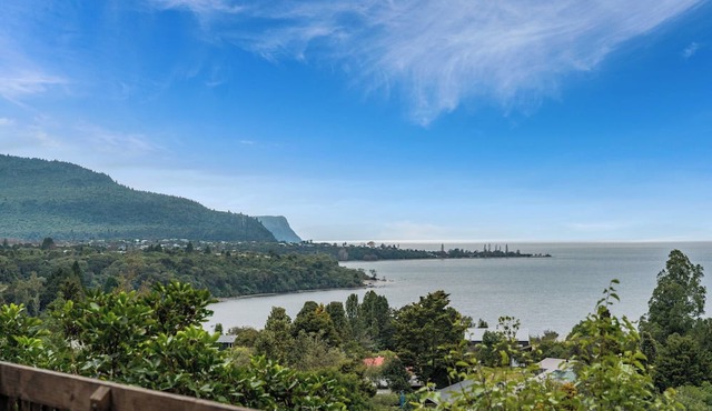 Hauraki Haven - Lake Taupo Holiday Home in Turangi