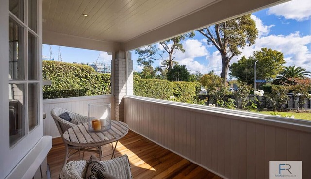 Stylish Villa with Pool and Garden, family friendly and free parking