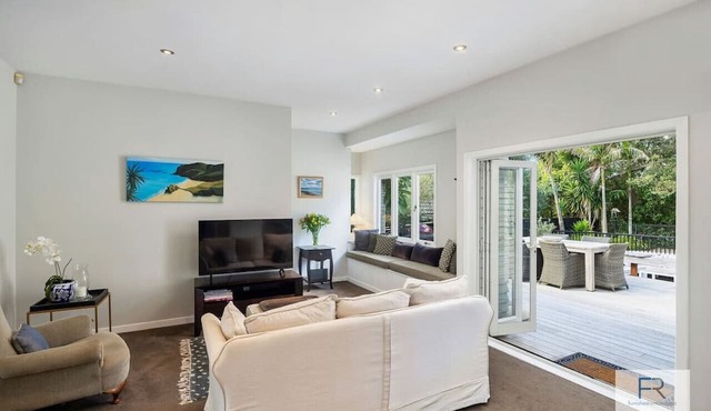 Stylish Villa with Pool and Garden, family friendly and free parking in Auckland