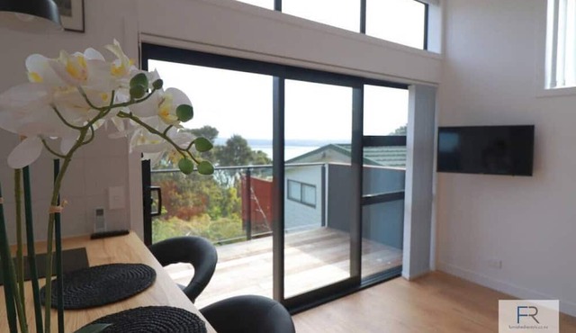 Cosy Tiny Home with Ocean Views|by Furnished Rentals