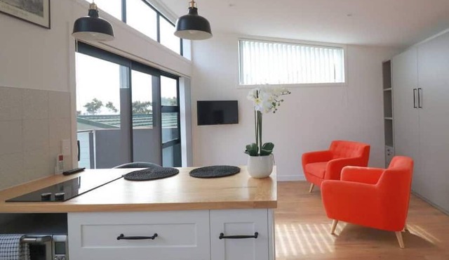 Cosy Tiny Home with Ocean Views|by Furnished Rentals in Auckland
