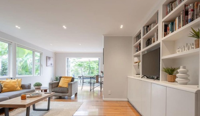 Sanctuary with private deck, close to Cafes, Pet Friendly. 1 min to Birkenhead Village in Auckland