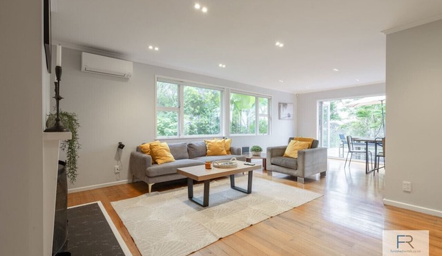 Sanctuary with private deck, close to Cafes, Pet Friendly. 1 min to Birkenhead Village