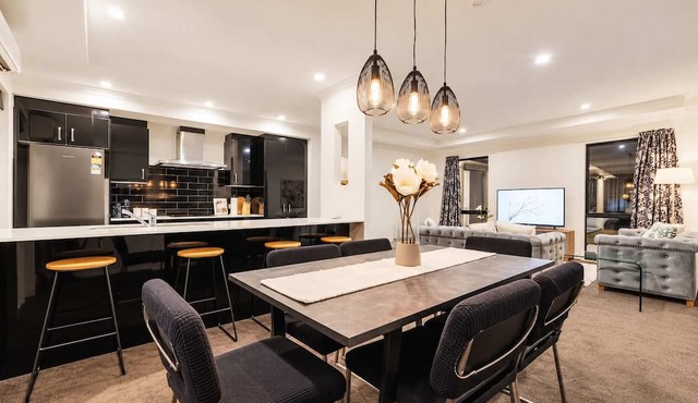 The Wilmers | 6BR + Free Parking | Sleeps 11 in Christchurch