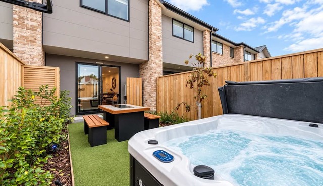 Near Arena | 2BR + Hot Tub | Free Parking in Christchurch
