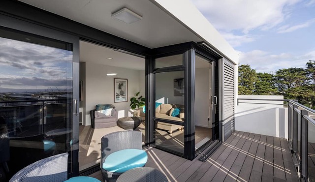 The Lookout - 1-Bedroom Apartment with Stunning Views, Pool & Gym Access, Secure Parking, and Prime Mount Maunganui Location