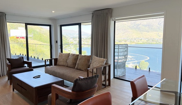 Stunning Lakeview QT Holiday House in Queenstown