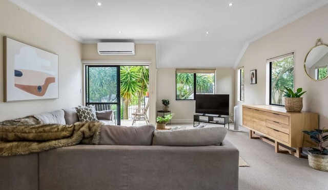 Upper Floor 2BR Unit near Eastern Auckland Beaches
