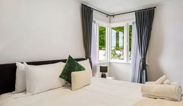 Top-Floor Three-Bedroom Close to WestCity