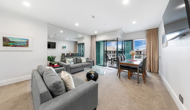 Sophisticated Spacious APT w/Stunning Harbour View