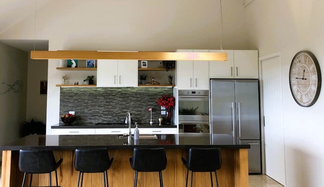 Luxury Papamoa escape, heated pool, amazing views, a family paradise! in Papamoa