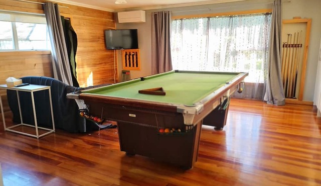 Spacious studio w/pool table- 1 queen and 1 sofa bed, close to attractions