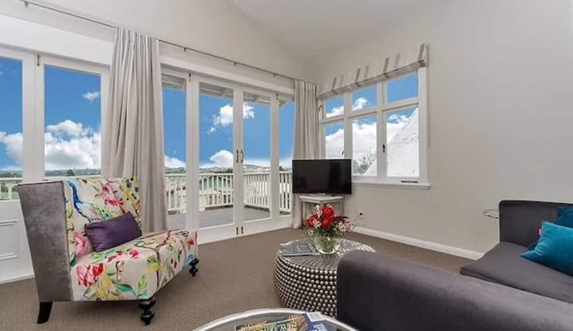 Kerr Street with a View by Bespoke Stays in Devonport