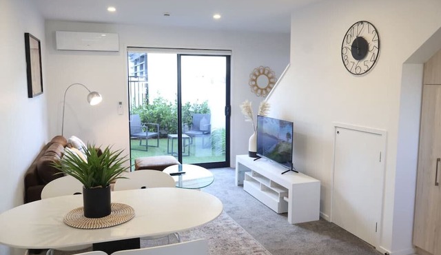 Cosy 2BR House in Carrington Rd in Auckland