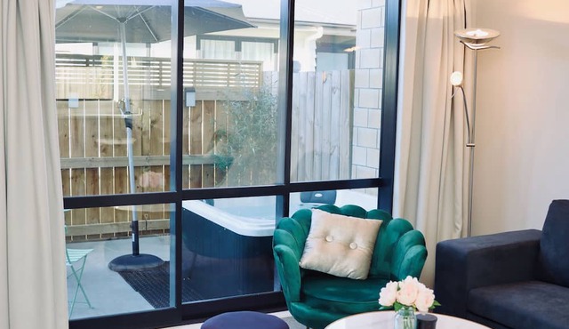 Modern Oasis with Spa, close to chopping centre!