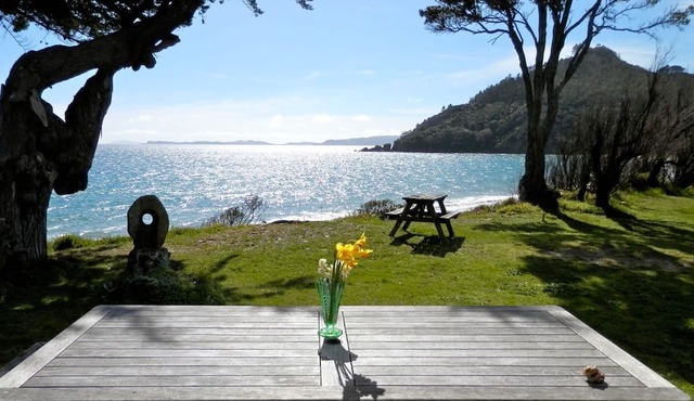 Kuaotunu Beachfront - prime location for a great holiday! in Kuaotunu