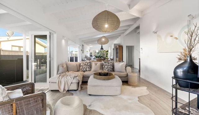 Omaha Beach House (pet friendly) in Omaha