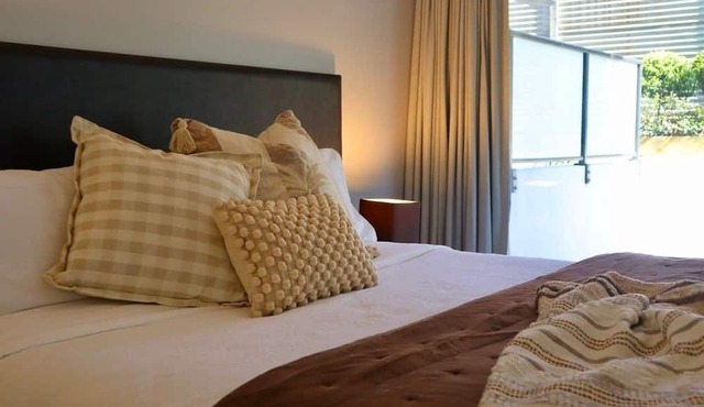 Stylish Central Escape | Walk to Beach & Cafés