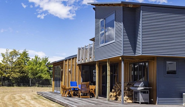Spacious Mountain View Manor with Sauna in Wānaka